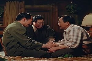 影视经典打屁股片段截图，电视剧中亲子互动场景温馨有趣，画面清晰色彩明亮